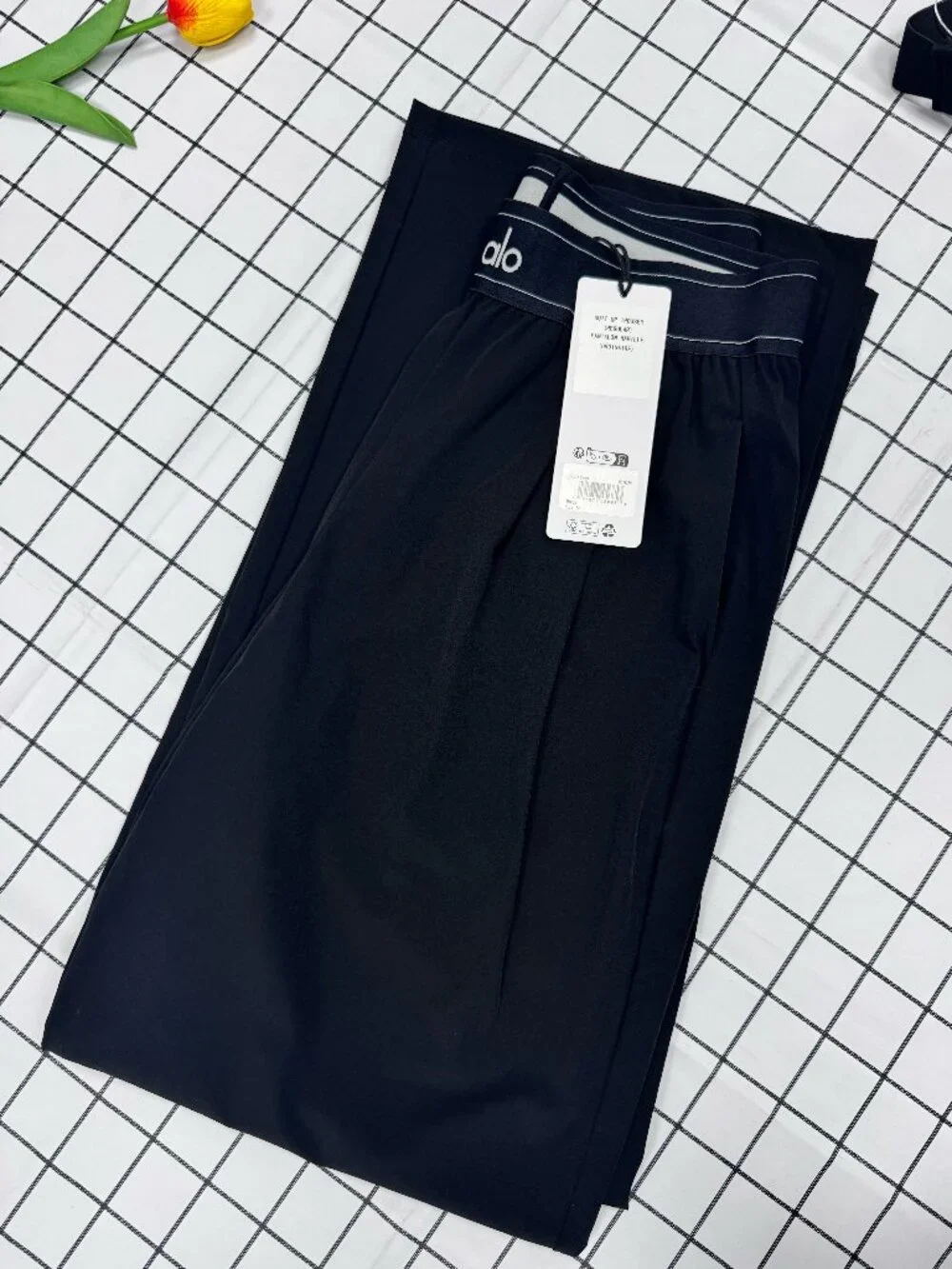 NWT 😘😀 ALO Yoga Black Suit Up Pants ( Regular ) 30-inch inner seam